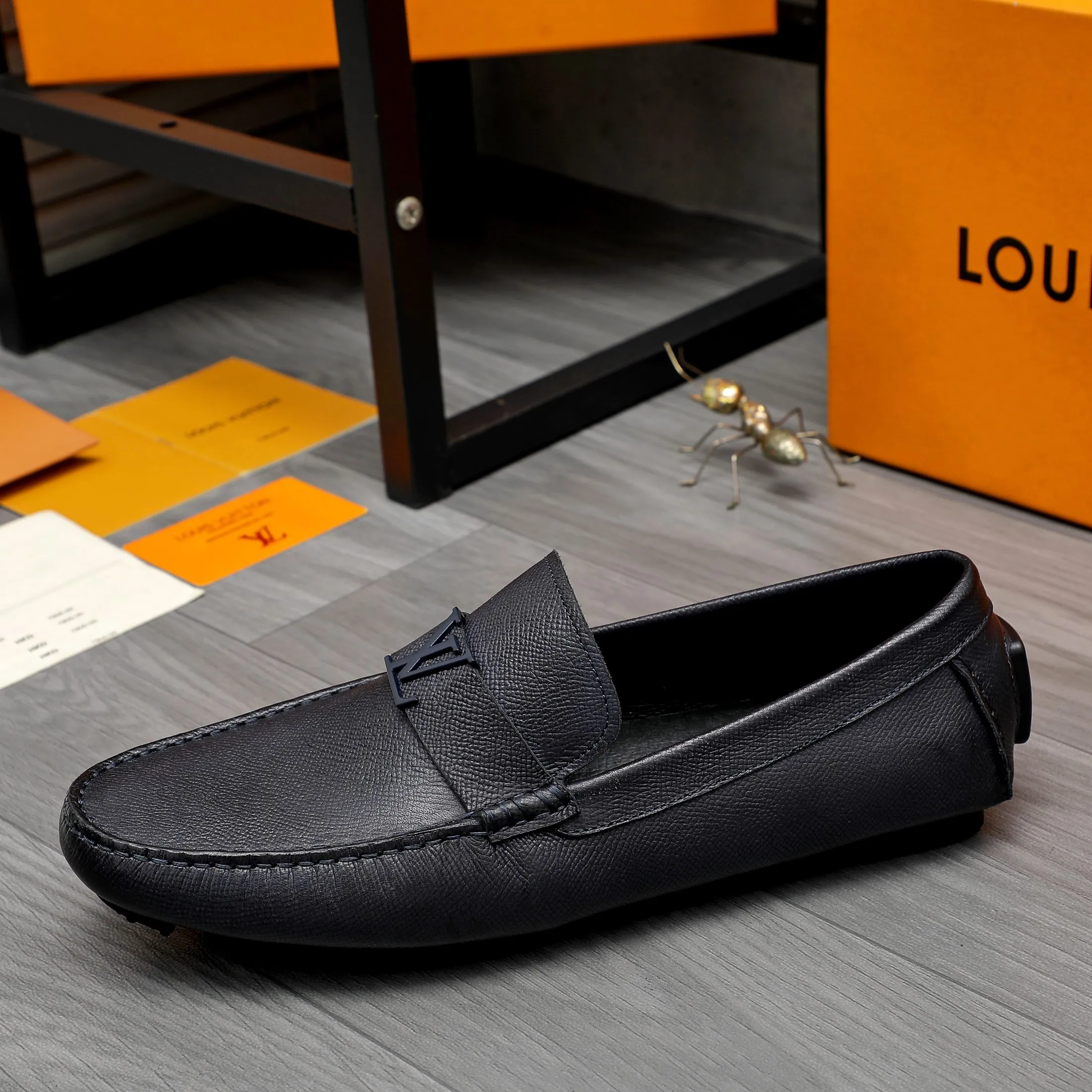 Men's shoes💰400 Product trademark: LV "Louis Vuitton" casual slip-on shoes Regular size: 38-45 (45 is custom-made and non-returnable) Product materials: Selected pebbled cowhide upper, pigskin lining, rubber outsole